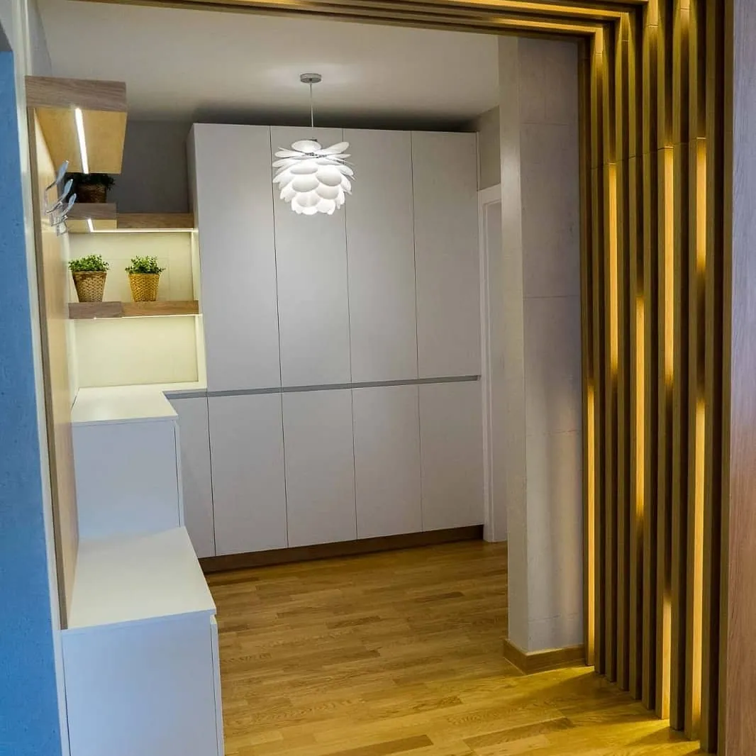 Portal din lamele de stejar cu LED integrat și dressing alb, lucrare X-Tend MOB